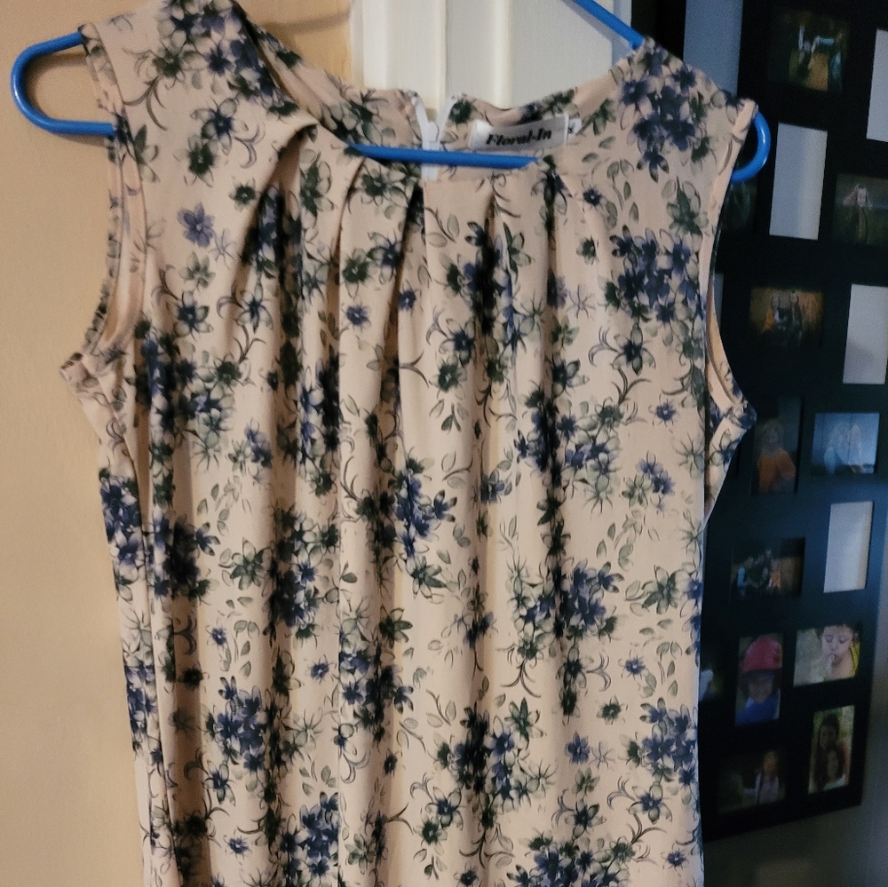 Floral-In Blue/Beige Dressy Tank Size M